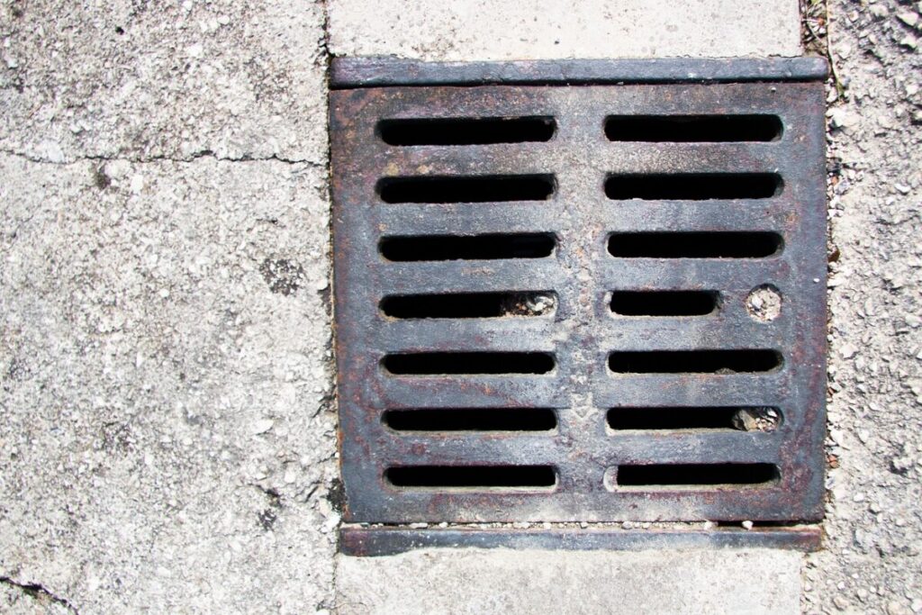 Šta znači sanjati kanalizaciju?